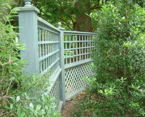 A green wood lattice fence